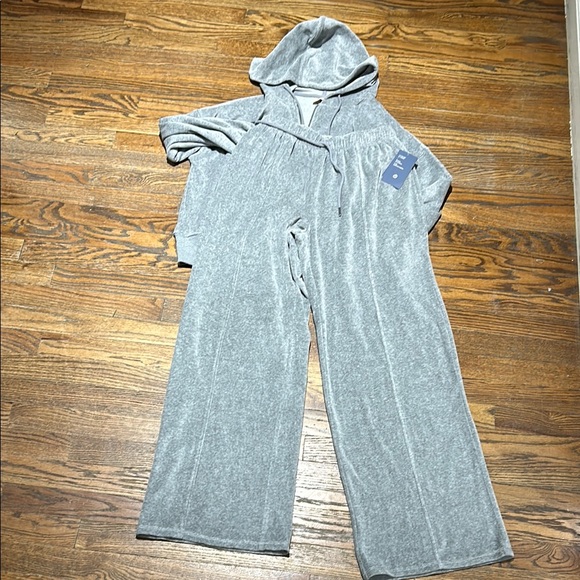 Cozy Grey Tracksuit - Picture 3 of 10
